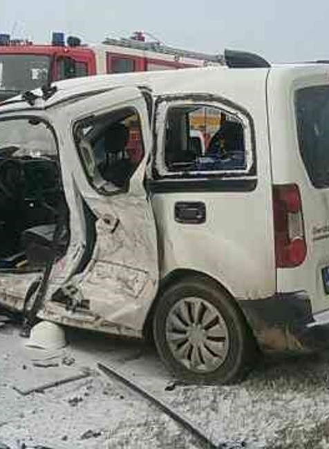 Čelná zrážka áut na zasneženej ceste. Premávku pri Senci odkláňajú