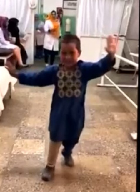 VIDEO: Päťročný chlapec dostal protézu na nohu. Jeho reakcia dojíma celý svet