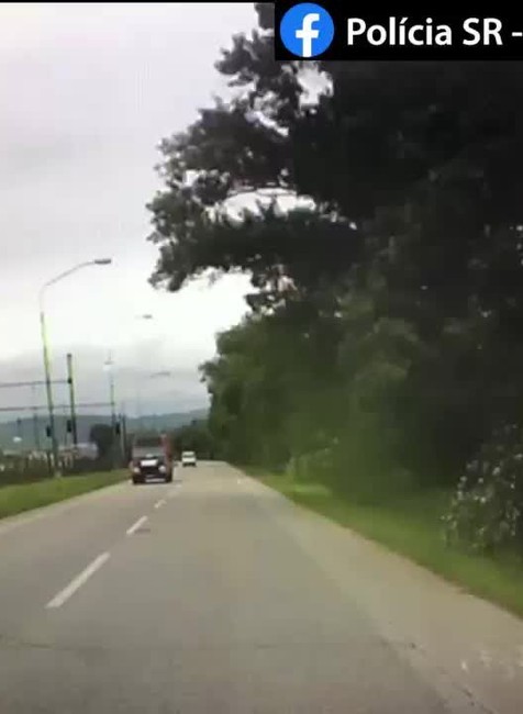 VIDEO: Policajti zišli z cesty a nabúrali. Ich pohotový zákrok zabránil nehode
