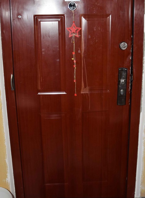  Útočník vtrhol do bytu, ohrozoval aj tehotnú ženu, zadržali ho policajtky