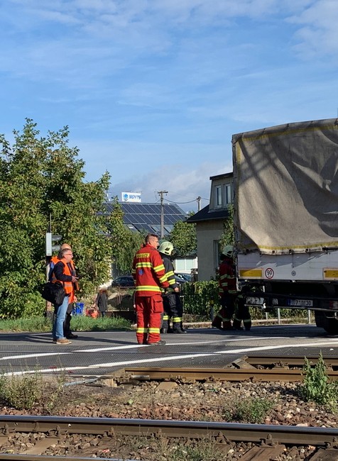 Vlak zachytil na železničnom priecestí v Bratislave náves nákladiaku