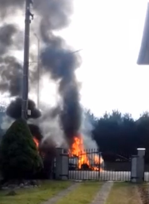 Predvianočné nákupy im zmaril požiar auta. Horieť začalo počas jazdy