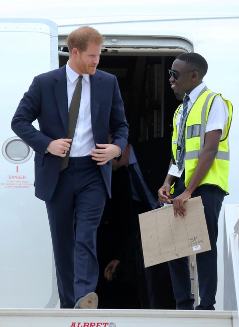 Princ Harry pristál v Afrike