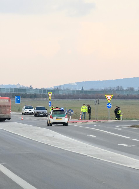 Nehoda auta a autobusu 