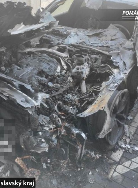 V Bratislave zhoreli luxusné autá.