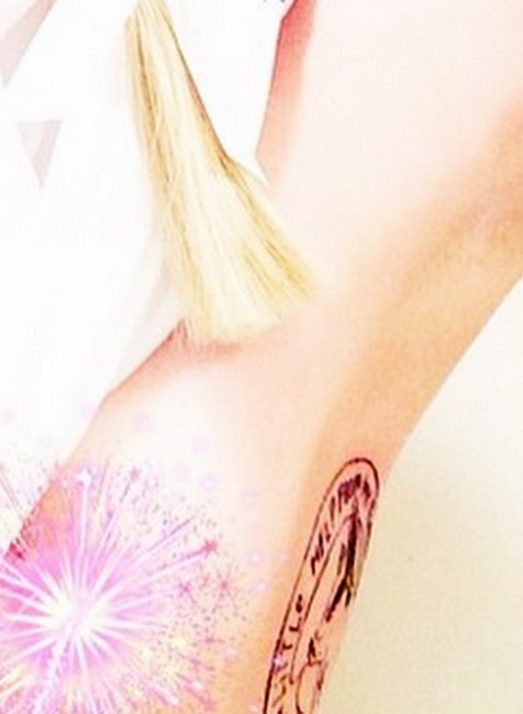 Miley Cyrus s novým tetovaním