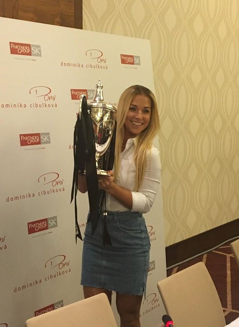 Dominika s pohárom
