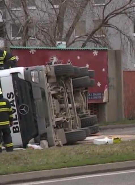 Nehoda na frekventovanej križovatke: Z domiešavača vyletela na cestu toaletná misa