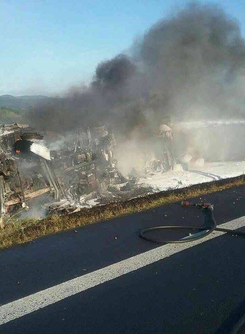 Tragická zrážka auta s nákladiakom. Jeden z vodičov neprežil