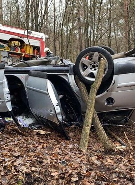 Tragická nehoda na Spiši: Po zrážke s plne naloženým nákladiakom skončilo auto na streche