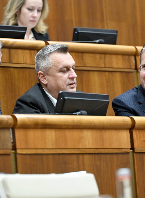 Rokovanie parlamentu o návrhoch na odvolanie viacerých ministrov a na vyslovenie nedôvery vláde