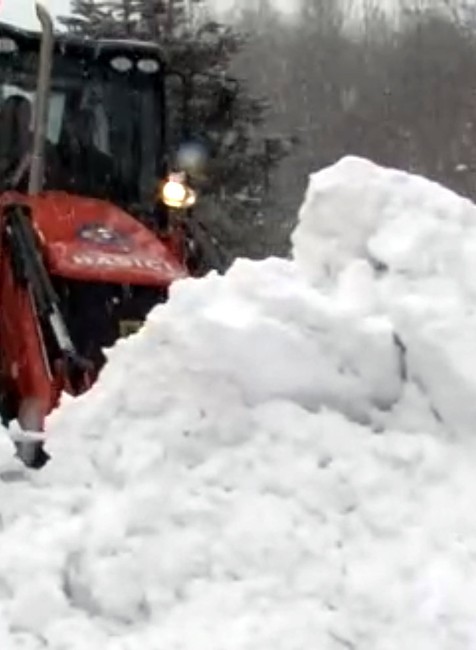 Najmenšia obec ostala odrezaná od sveta. Snehu tam majú toľko, že už nevedia, kam ho vyvážať
