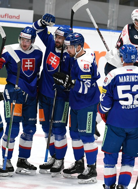 Radosť hokejistov Slovenska po víťazstve nad Nórskom.