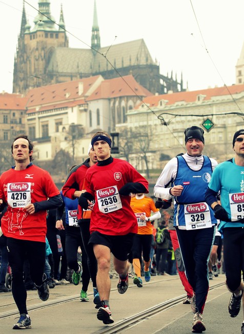 Praha maratón bežci ľudia