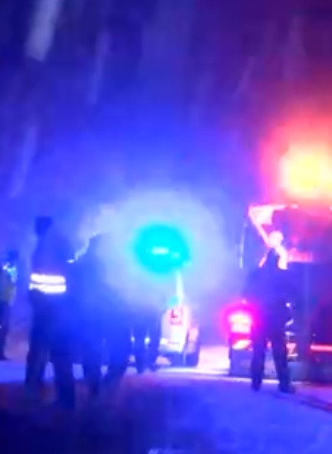 Šmykľavá cesta spôsobila hromadnú nehodu. Hrdina z Humenného vyťahoval autá z priekopy