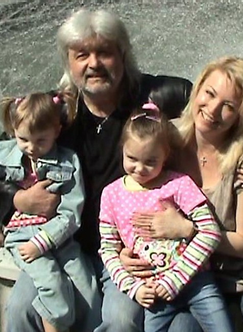 Rapoš a Vejmělková sedia pri Fontáne Lásky