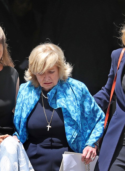 Zdrvená mama (uprostred)