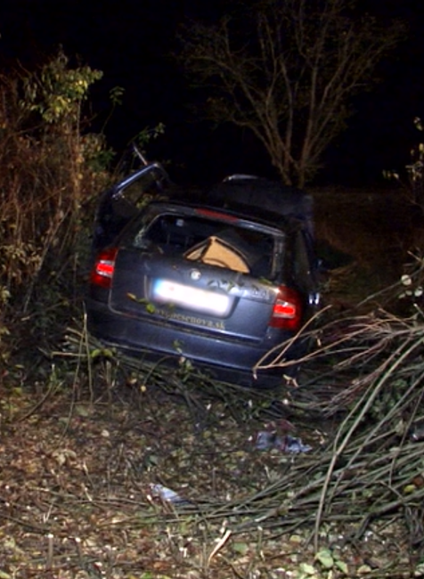 Vážna autonehoda na R1. Auto sa niekoľkokrát prevrátilo a skončilo na streche mimo cesty