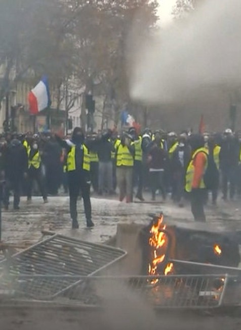 VIDEO: Výtržnosti v uliciach Paríža pre ceny nafty a benzínu. Protestujúci podpálili aj autá