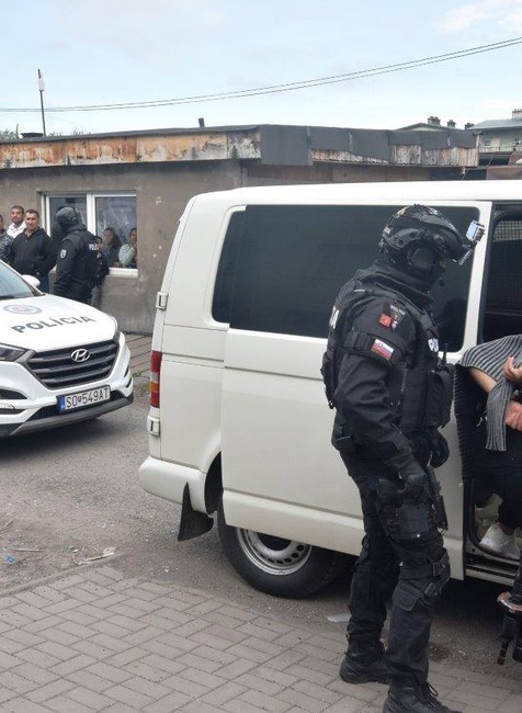 Autentické zábery z policajného zásahu v prípade obchodovania s mladými dievčatami