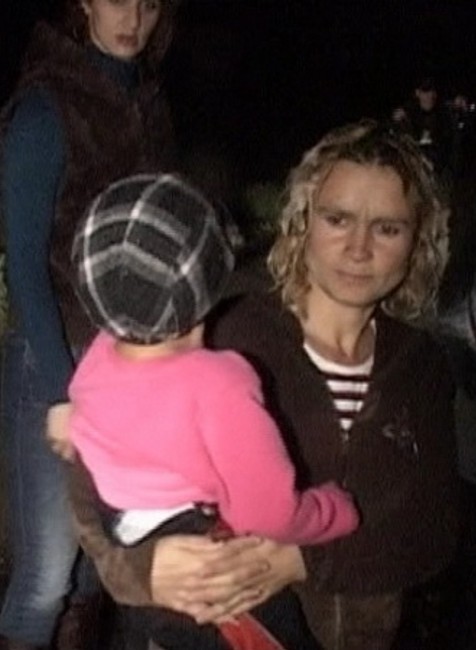 zrutena strecha, noc, tma, zena s dietatom