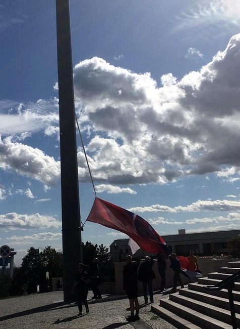 Silný vietor strhol vlajku na Dankovom stožiari