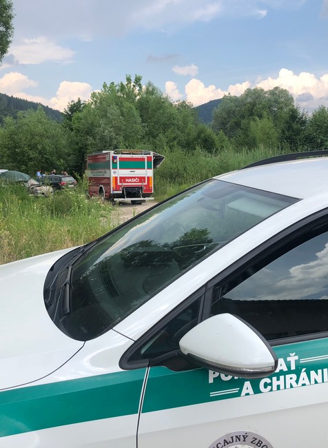 Nepríjemné prebudenie pre rybára. Voda mu v priebehu hodiny zaplavila auto