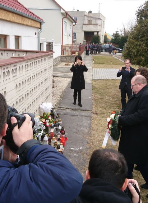 Europoslanci nesú veniec 