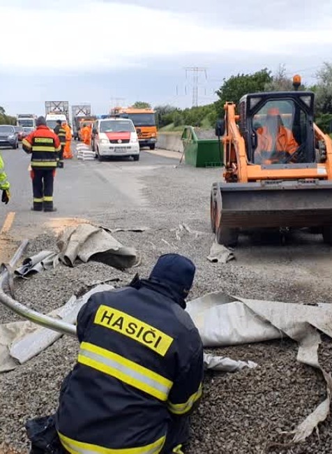 [multi] Na D1 sa prevrátil kamión. Tvorili sa dlhé kolóny 225