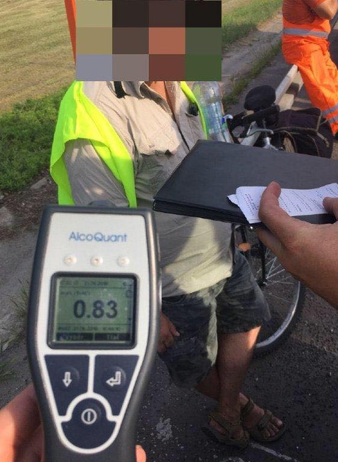 Opitý cyklista na diaľnici