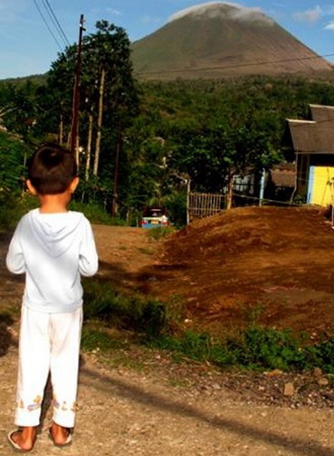 Sopka Lokon sa prebudila, chrlí lávu a popol
