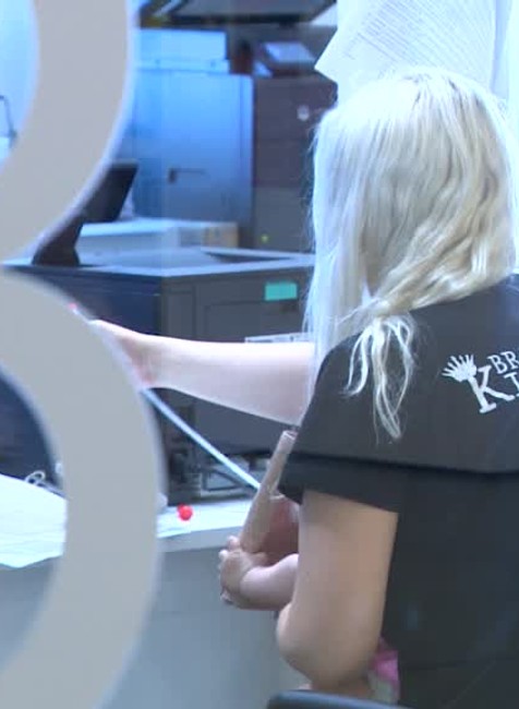 Nekonečné rady a zdĺhavé čakanie na pas. Klientské centrá praskajú vo švíkoch