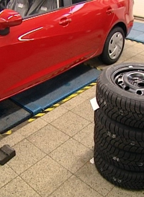 Prezúvanie pneumatika kolesá na sebe auto červené