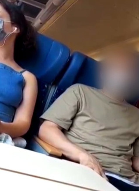 Muž sa uspokojoval pred neplnoletou vo vlaku.