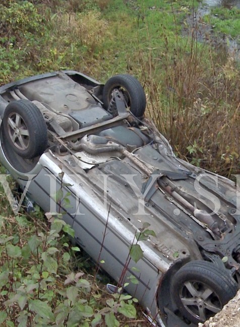 Auto sa zrútilo na breh potoka