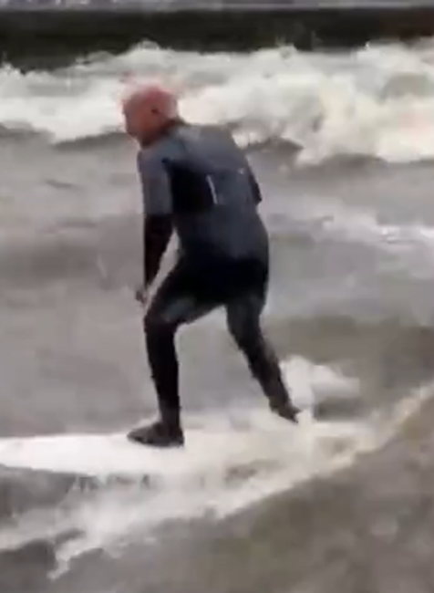 Surfer alebo skokan: Ľudia počas záplavy hazardujú so svojim životom 