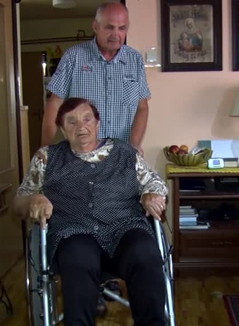 Už 15 rokov sa žena nevie sama o seba postarať. Po smrti syna úradníci rozhodli, že pomoc nepotrebuje