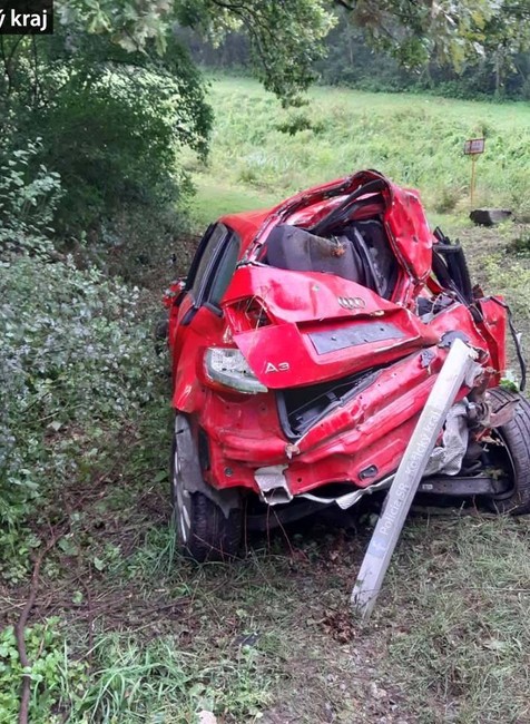 Z auta ostala len kopa šrotu. Šoféra (19) previezli do nemocnice