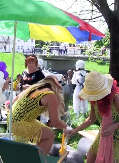 Voda v riekach je poriadne studená. Ani to neodradilo posádky netradičných plavidiel