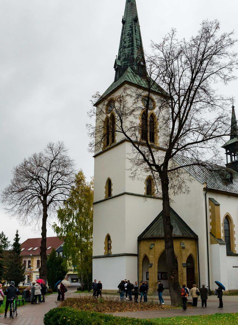 Peter Sagan svadba ľudia pred kostolom