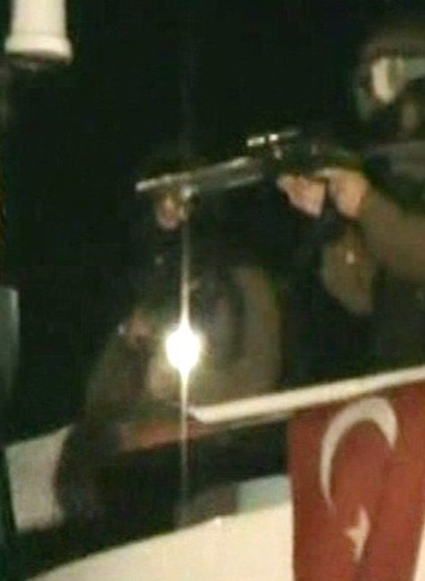 izraelsky vojak mieri zbranou, utok na lod