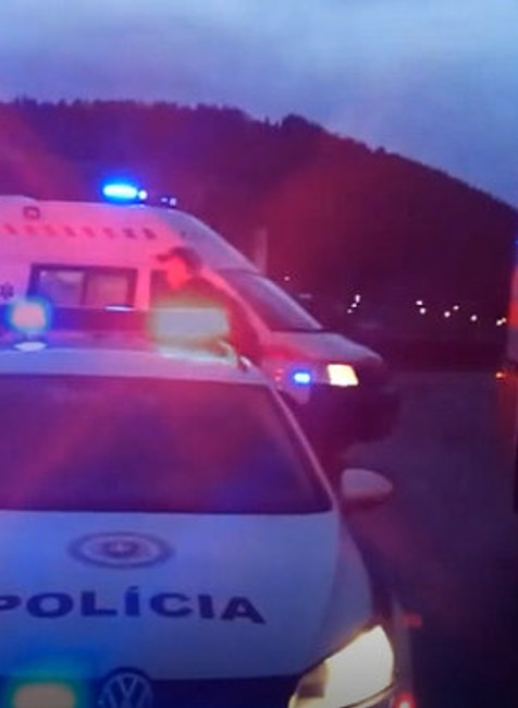 Žena(36) nezvládla riadenie, s autom skončila na dne rokliny