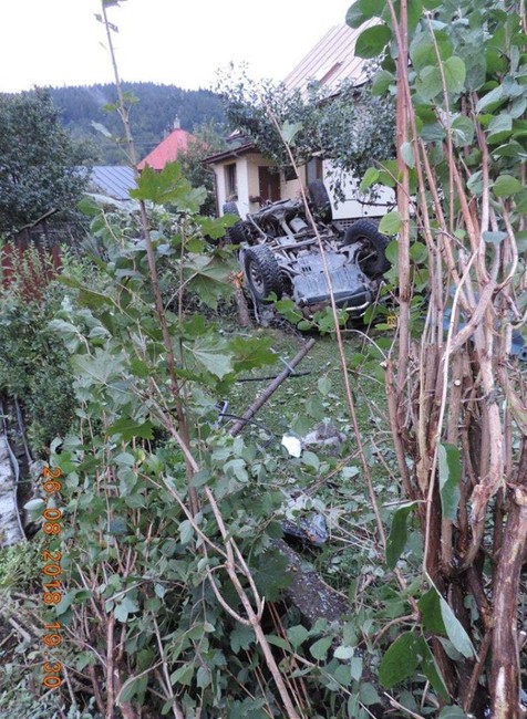 Automobil skončil prevrátený na strechce