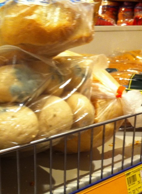 Rumunsko splesnivéný chlieb v obchode