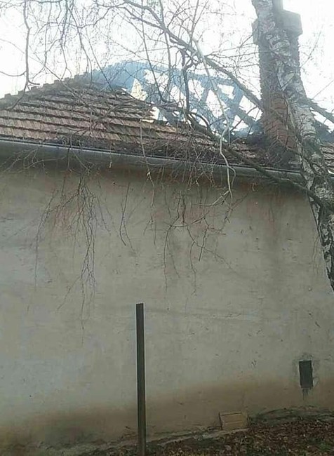 Rodinný dom zachvátili plamene. Na mieste vybuchuje ostrá munícia