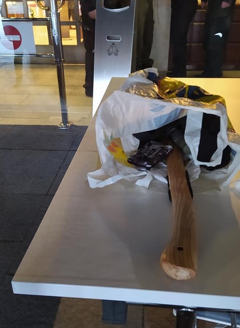 Do budovy sa snažil dostať mladík so sekerou v ruke 