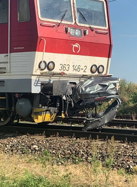 Zrážka rýchlika s autom na železničnom priecestí pri Leviciach