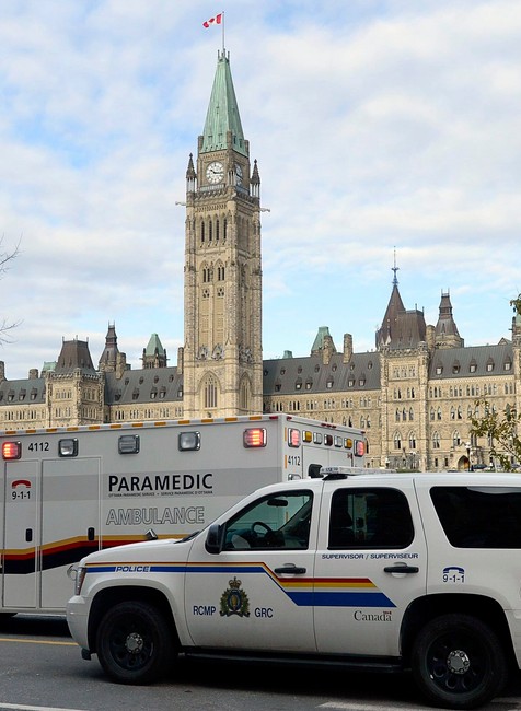 Ottawa - streľba v parlamente a pri vojenskom pomníku