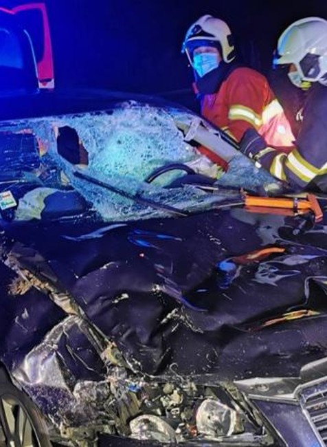 Vodič skončil v nemocnici po zrážke s jelenicou.