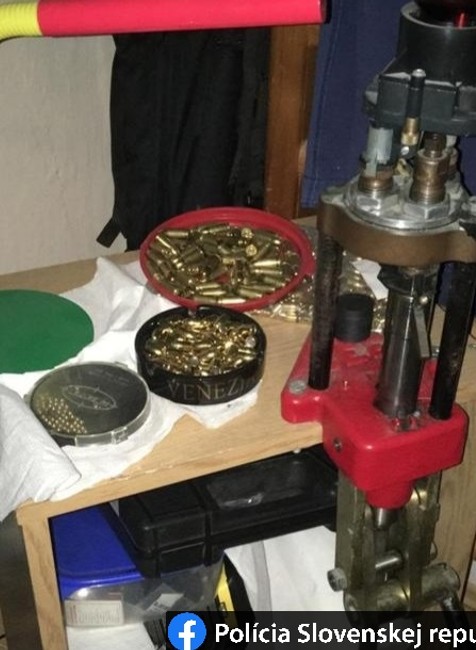 Policajti stopli kšefty so zbraňami.